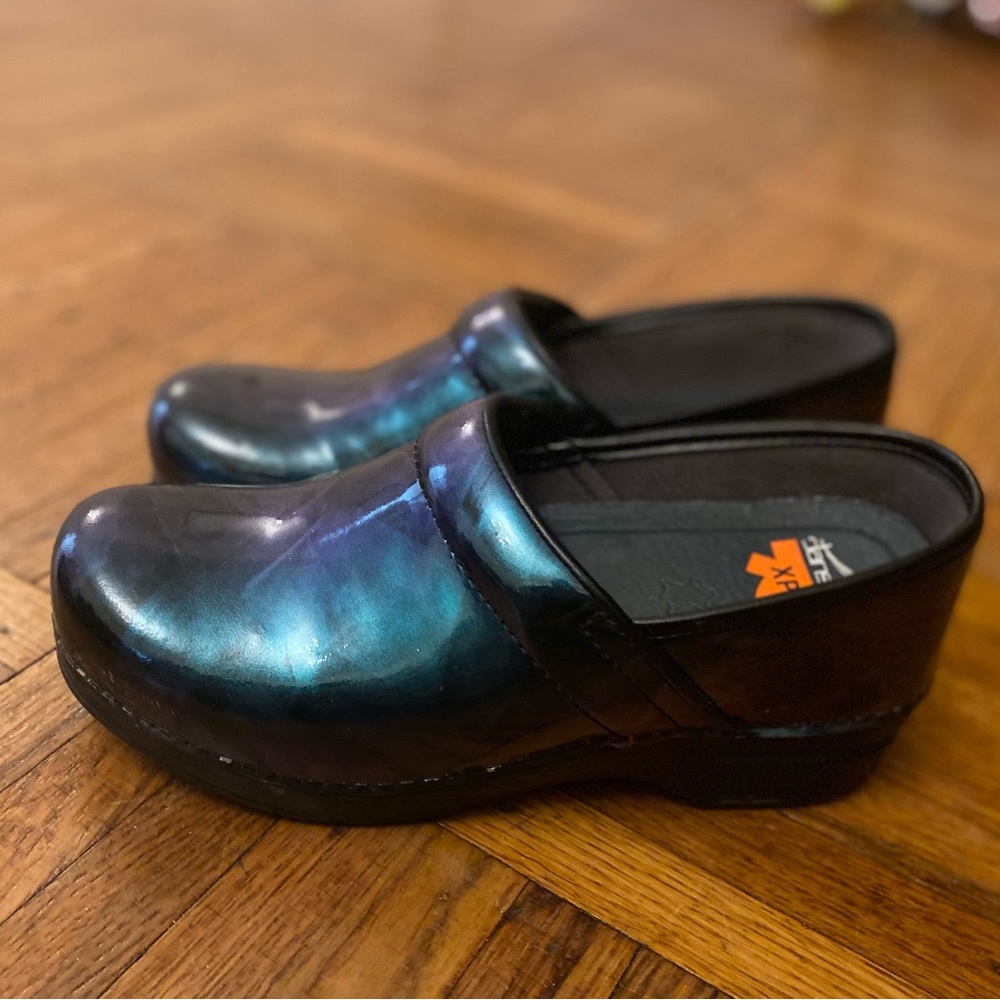 Good working shoes made by Dansko with a lil scratch on the side.